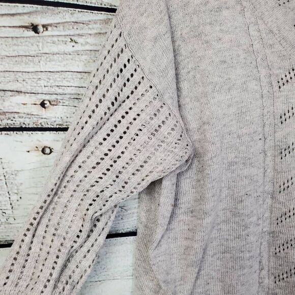 Torrid Size 1 (1X) Light Gray Open Knit V-Neck Sweater 3/4 Sleeve Hi-Lo Hem Pull - Picture 3 of 6